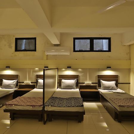 אחמדאבאד Night Halt Dormitory מראה חיצוני תמונה