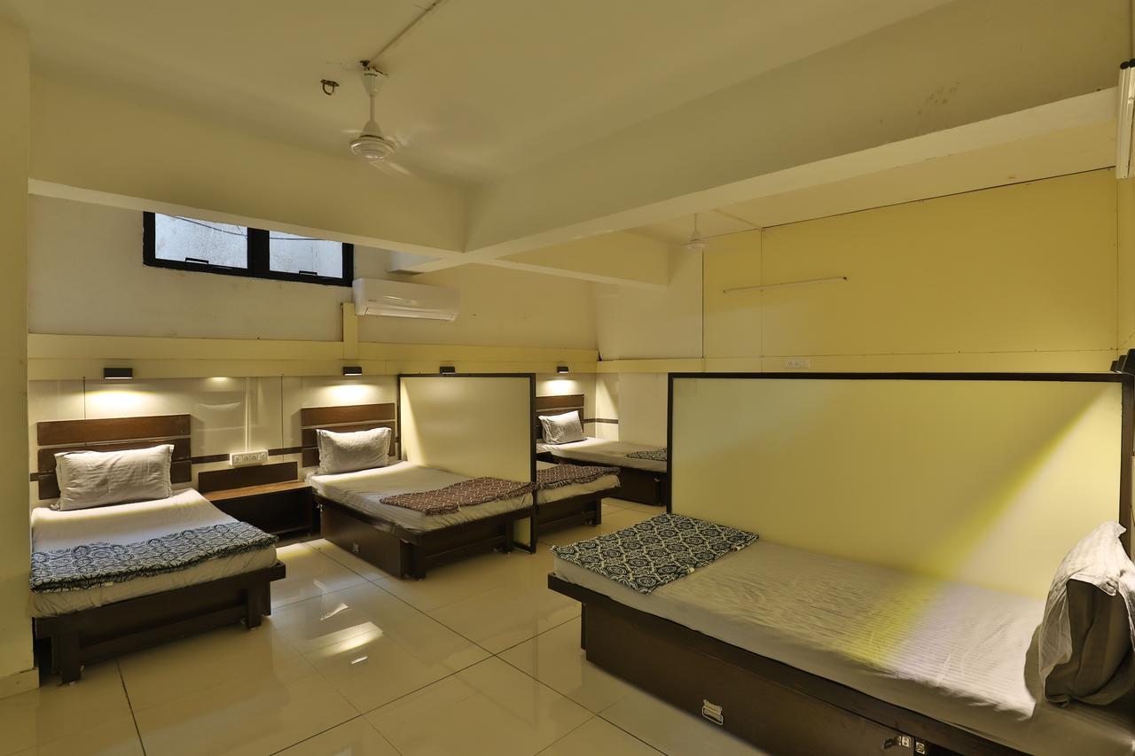 אחמדאבאד Night Halt Dormitory מראה חיצוני תמונה