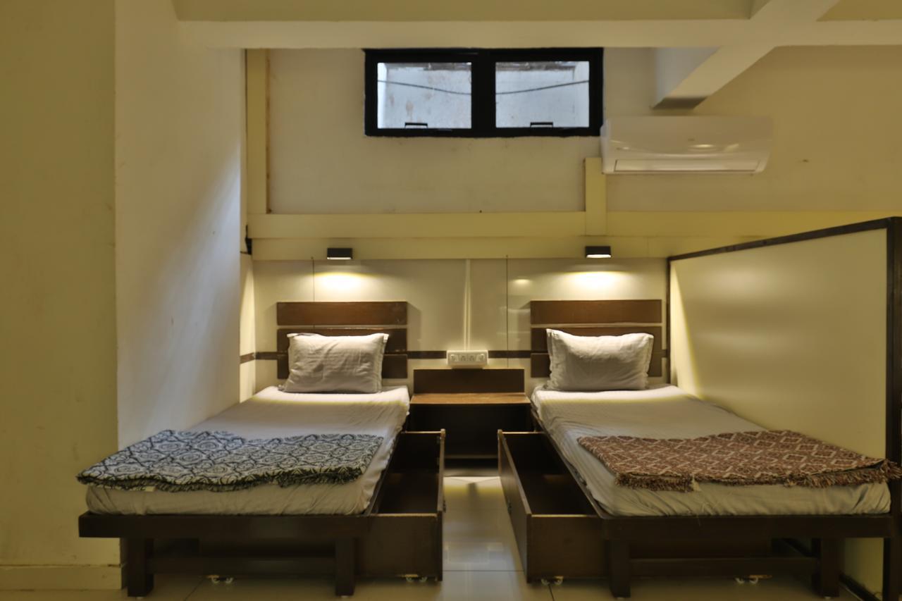 אחמדאבאד Night Halt Dormitory מראה חיצוני תמונה