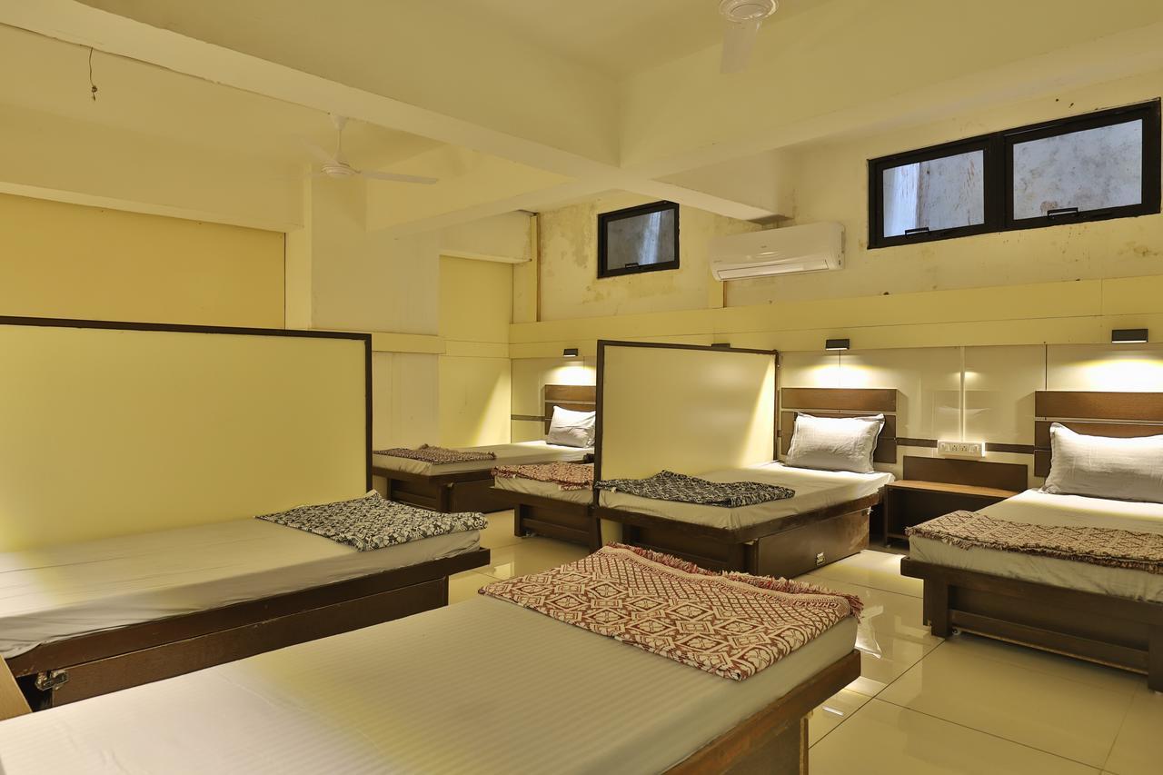 אחמדאבאד Night Halt Dormitory מראה חיצוני תמונה