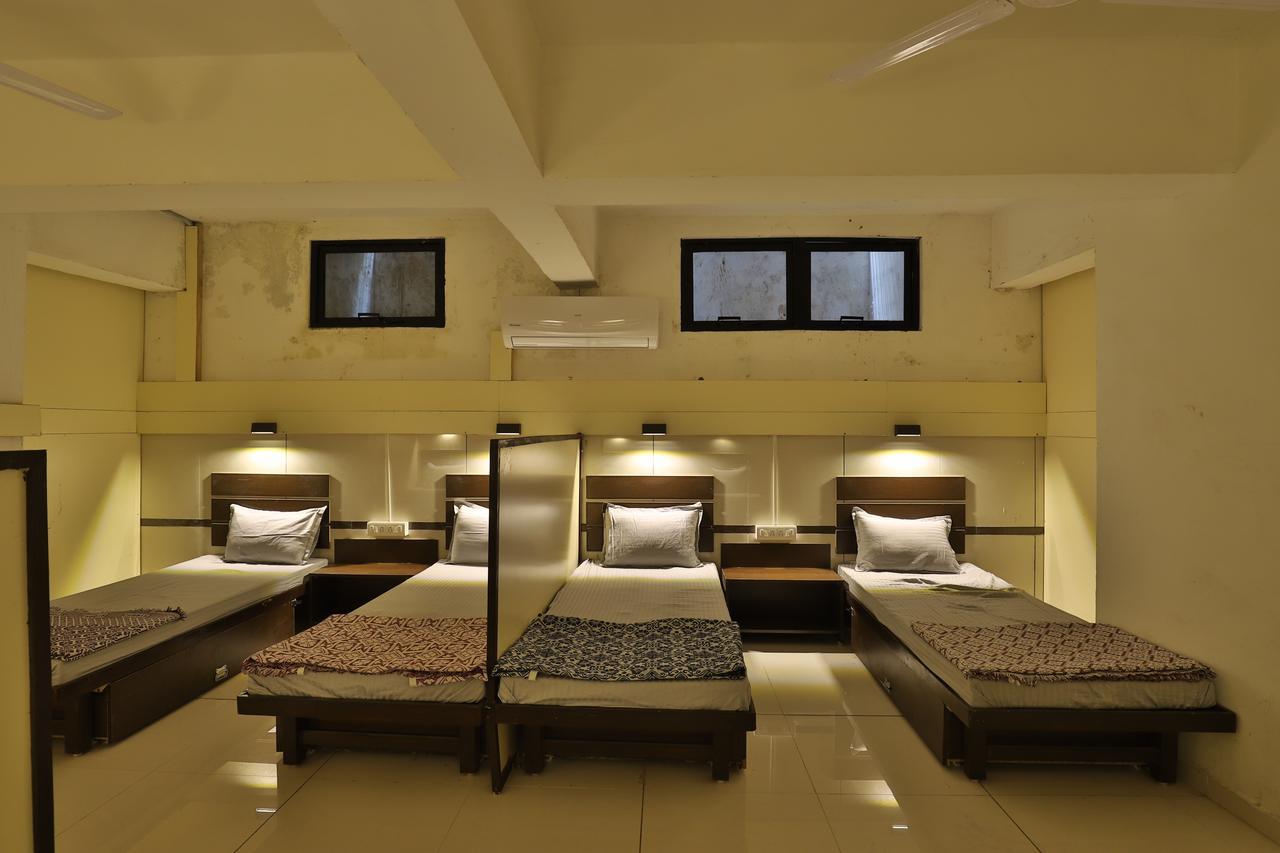 אחמדאבאד Night Halt Dormitory מראה חיצוני תמונה