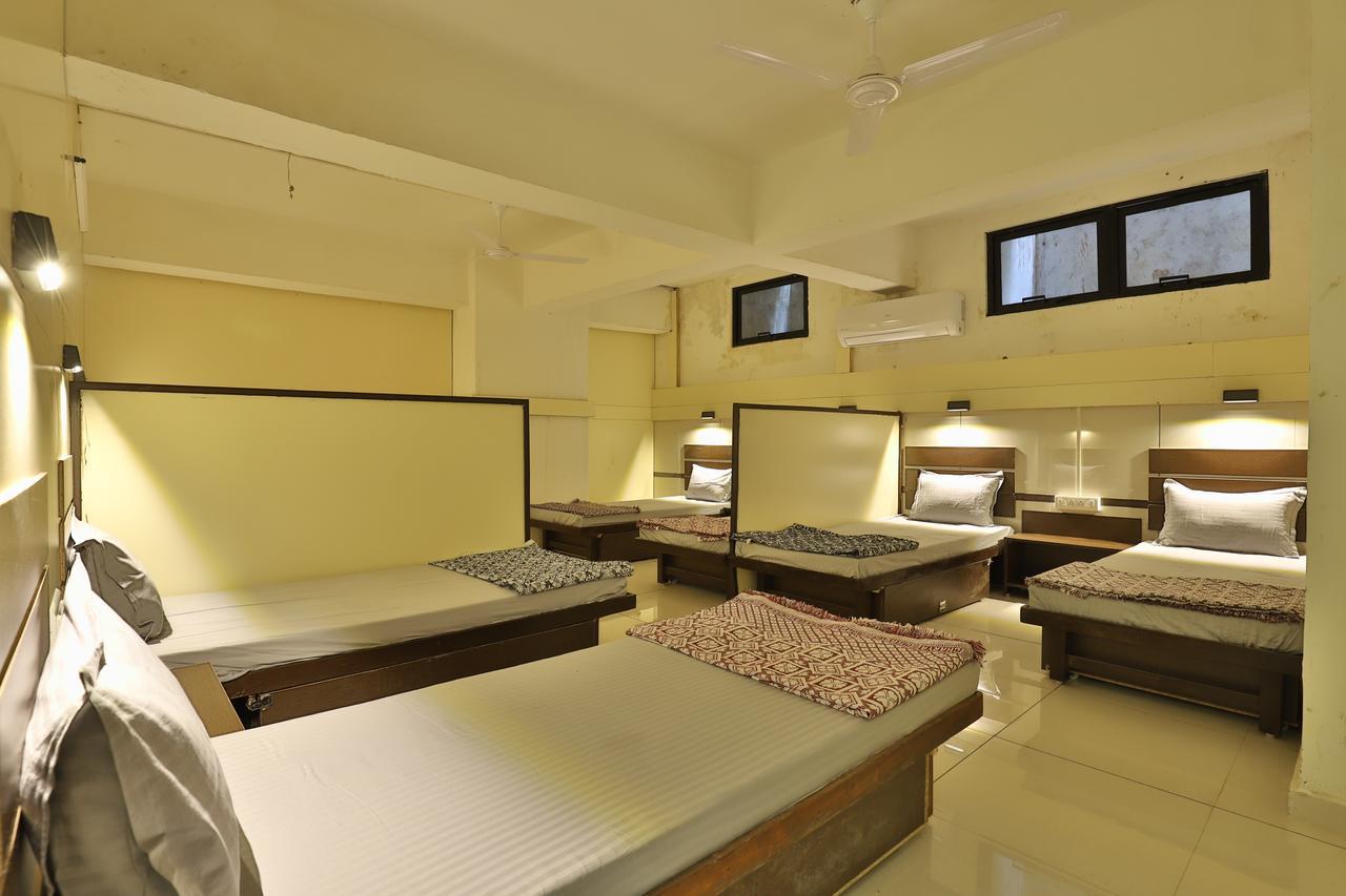 אחמדאבאד Night Halt Dormitory מראה חיצוני תמונה